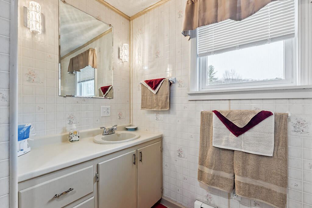 1675 Western Ridge Road Palermo, ME 04354 - Photo 22 of 43 22 1st floor full bath