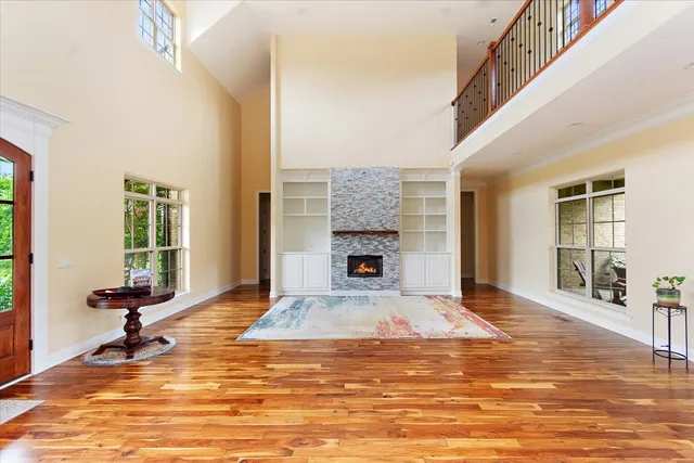 an empty room with a ceiling fan and closet