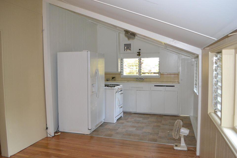 565 El Bosque Road Santa Barbara, CA 93108 - Photo 14 of 15 565 El Bosque Kitchen empty