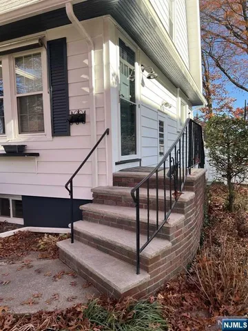 a view of entryway with a front door
