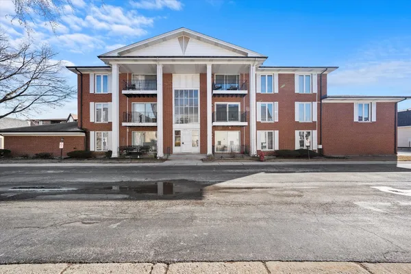 $2,000 | 5721 Circle Drive, Unit 304, Oak Lawn, IL 60453