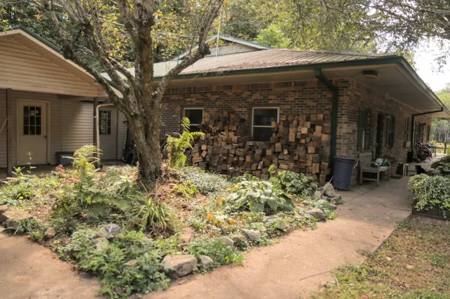 a view of a dinning table and chairs in the patio