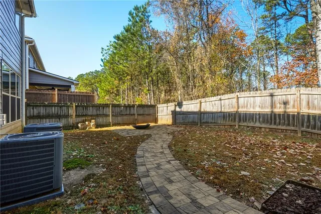 a view of a backyard