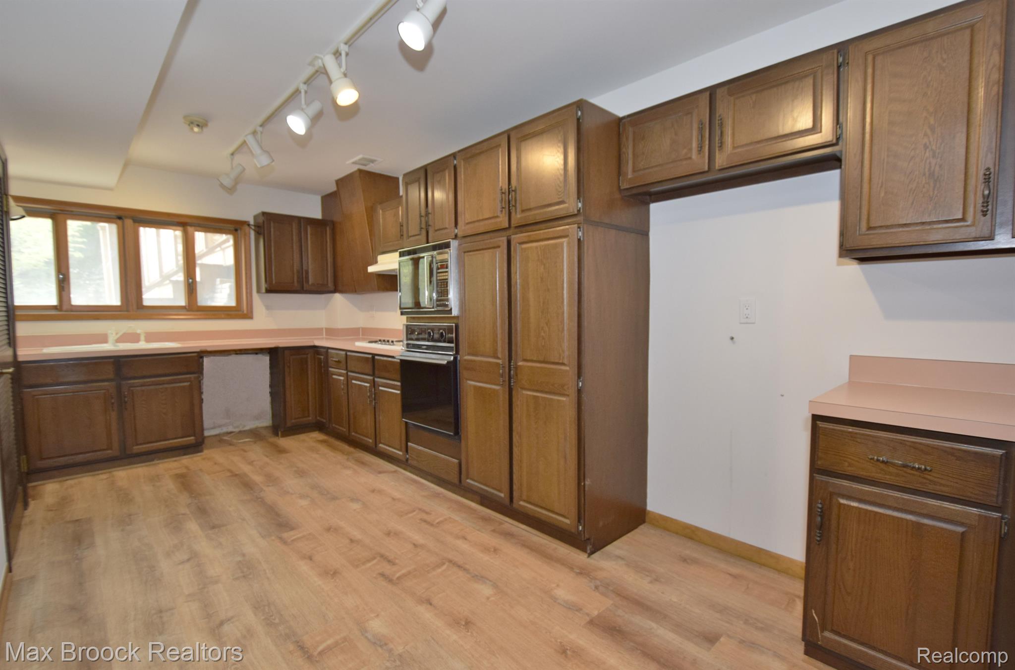 1615 Dutton Road Rochester, MI 48306 - Photo 31 of 50 Gallery Image 31