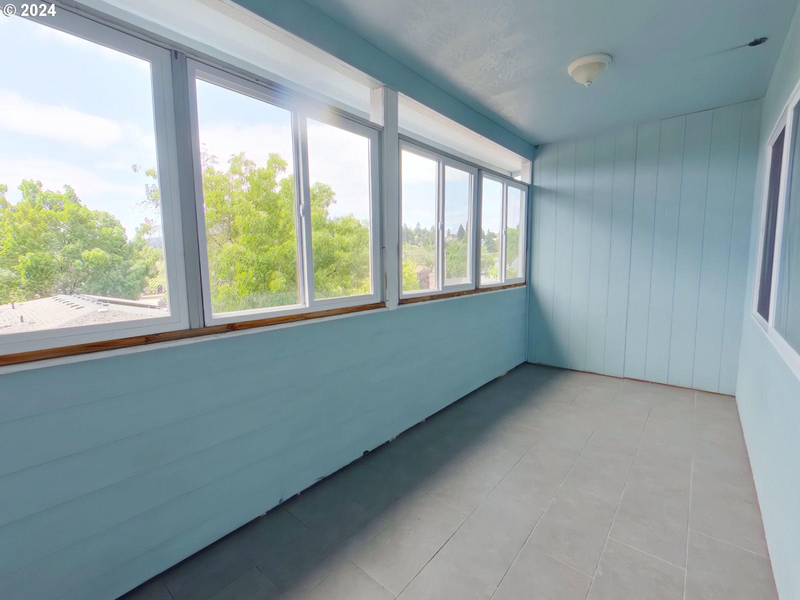 1857 Pearl Street Eugene, OR 97401 - Photo 31 of 45 an empty room with a window