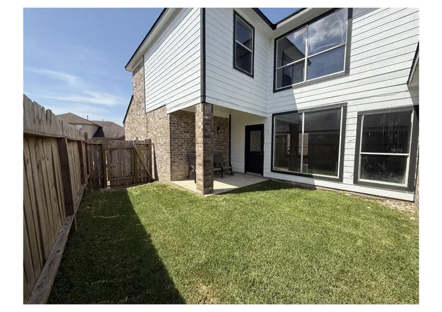 a view of a house with backyard