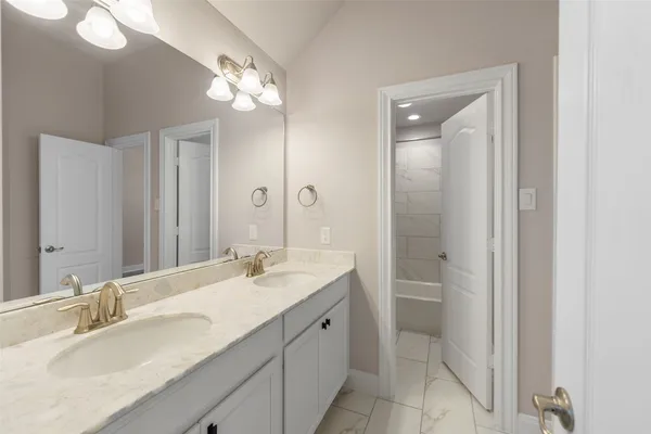 $4,000 | 1524 North Blue Bonnet Lane, Angleton, TX 77515