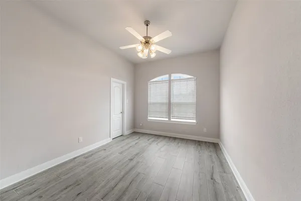 $4,000 | 1524 North Blue Bonnet Lane, Angleton, TX 77515