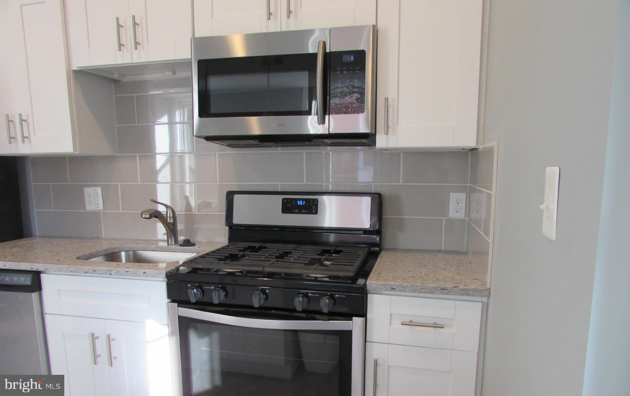 2735 Chesterfield Avenue Baltimore, MD 21213 - Photo 7 of 30 5 BURNER STOVE