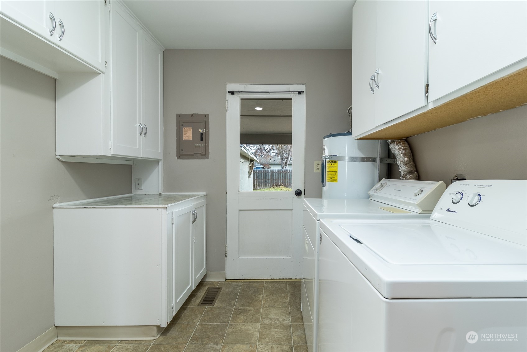 1055 St John Walla Walla, WA 99362 - Photo 18 of 27 a utility room with dryer and washer