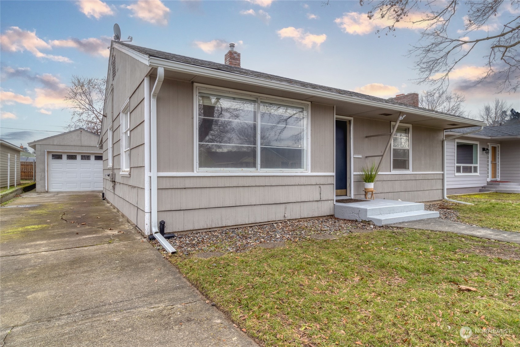 1055 St John Walla Walla, WA 99362 - Photo 2 of 27 a front view of a house with a yard