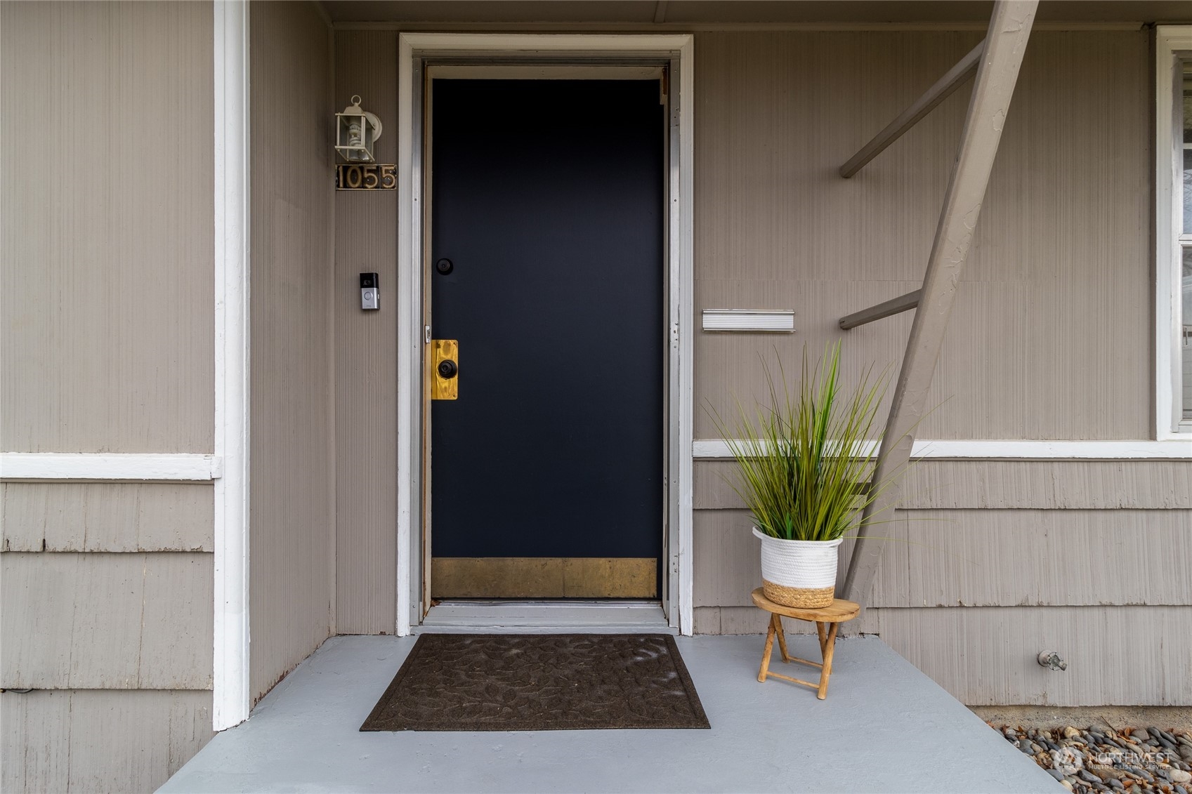 1055 St John Walla Walla, WA 99362 - Photo 3 of 27 a view of bathroom with a potted plant and a shower