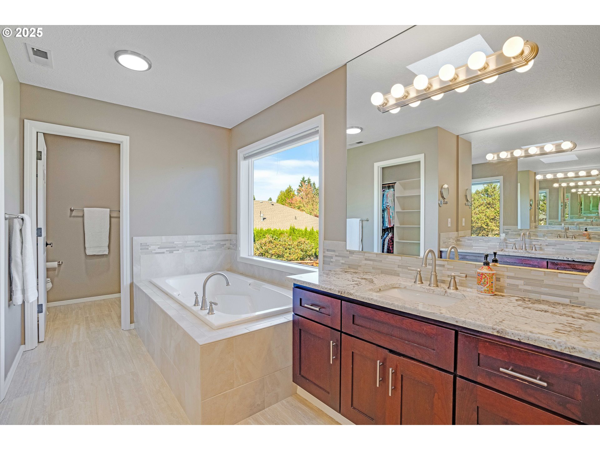 20194 Canyon Ridge Drive Oregon City, OR 97045 - Photo 15 of 41 a bathroom with a granite countertop sink a large mirror and a bathtub