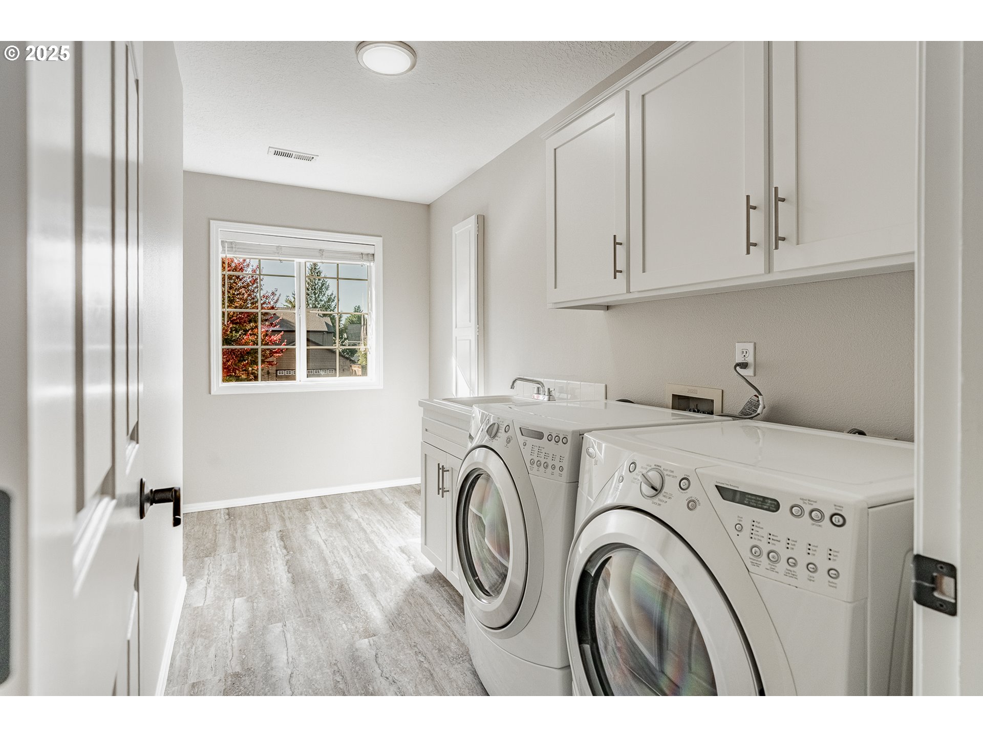 20194 Canyon Ridge Drive Oregon City, OR 97045 - Photo 28 of 41 a utility room with dryer and washer