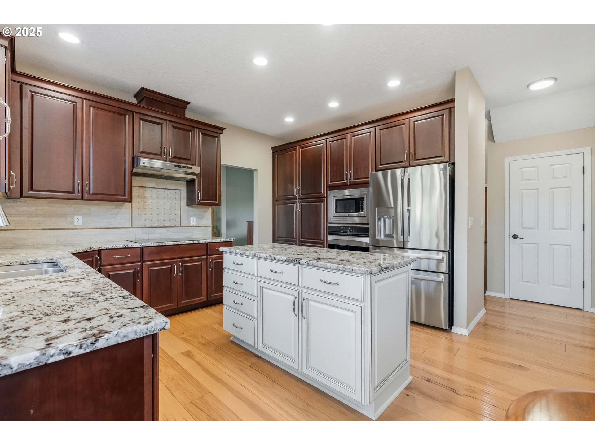 20194 Canyon Ridge Drive Oregon City, OR 97045 - Photo 9 of 41 a kitchen with stainless steel appliances granite countertop a sink stove and refrigerator