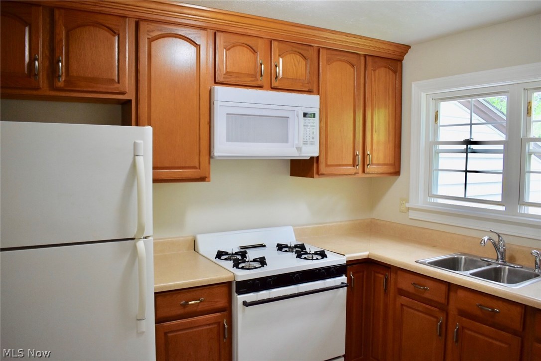 1246 Deforest Road Southeast Warren, OH 44484 - Photo 9 of 26 Upper view of the cabinetry and counter space.