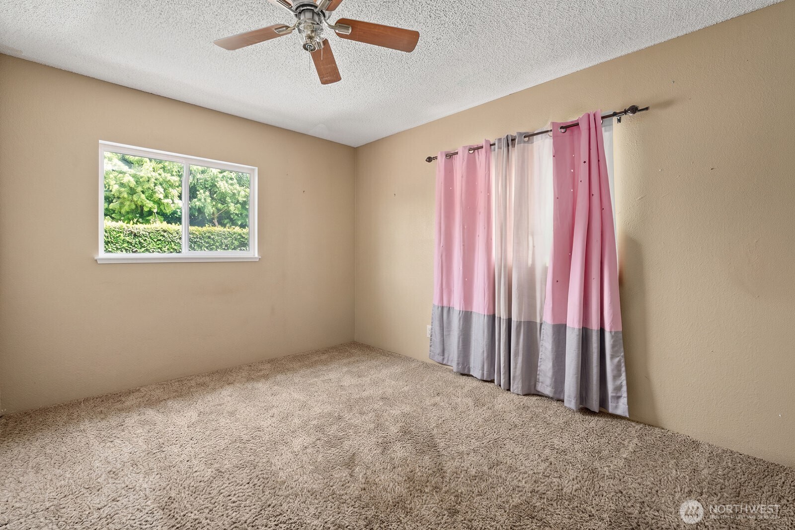 700 Harding Road Aberdeen, WA 98520 - Photo 12 of 21 a view of a livingroom with a ceiling fan and window