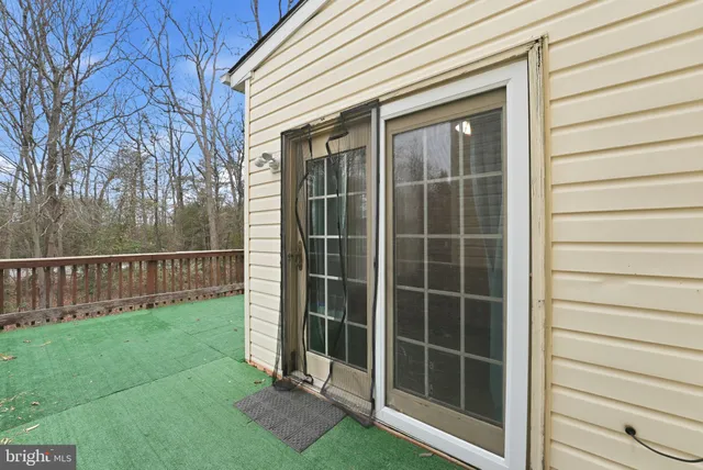 a picture of a wall with a bench