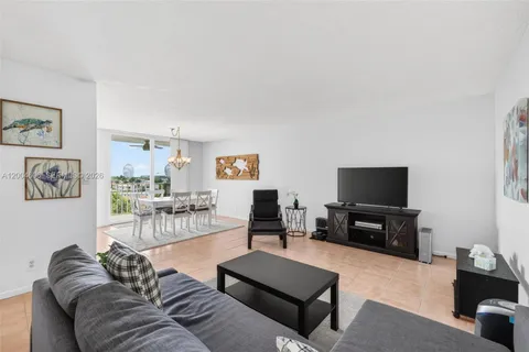 $360,000 | 3210 Southeast 10th Street, Unit 6B, Pompano Beach, FL 33062