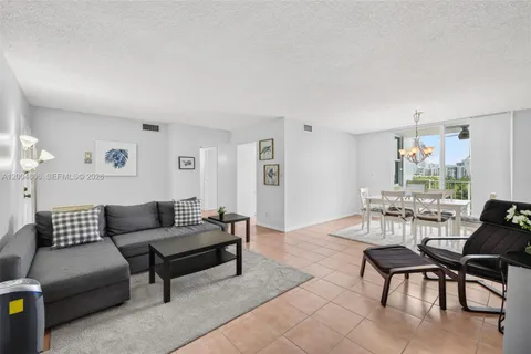 $360,000 | 3210 Southeast 10th Street, Unit 6B, Pompano Beach, FL 33062