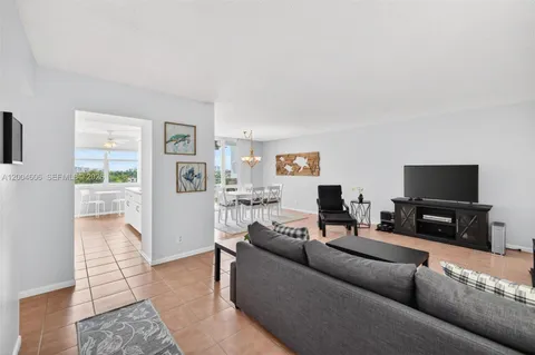 $360,000 | 3210 Southeast 10th Street, Unit 6B, Pompano Beach, FL 33062