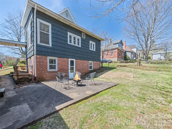 a view of a house with backyard and sitting area