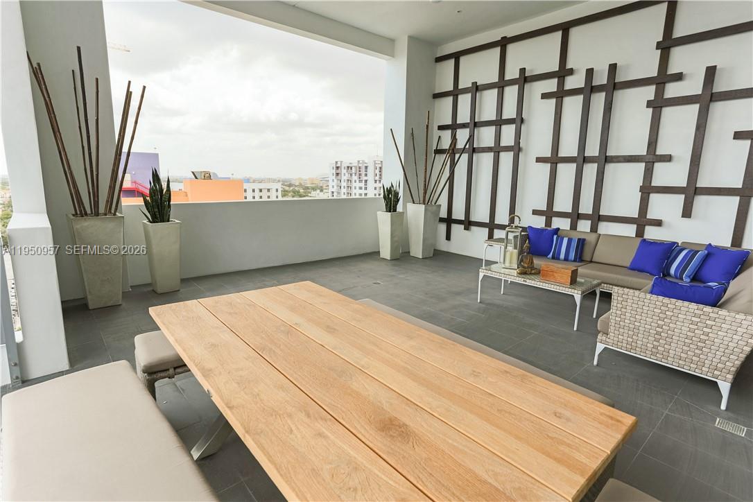 117 Southwest 10th Street, Unit 2209 Miami, FL 33130 - Photo 6 of 25 Community Outdoor Terrace - SW