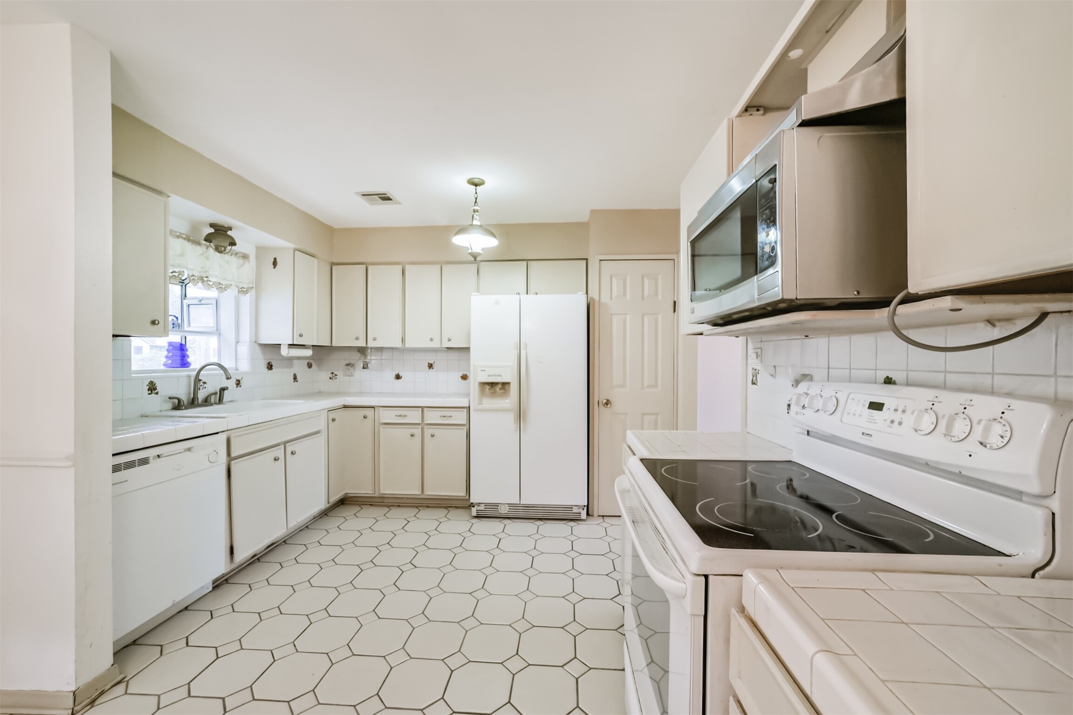7510 Romney Road Houston, TX 77036 - Photo 6 of 32