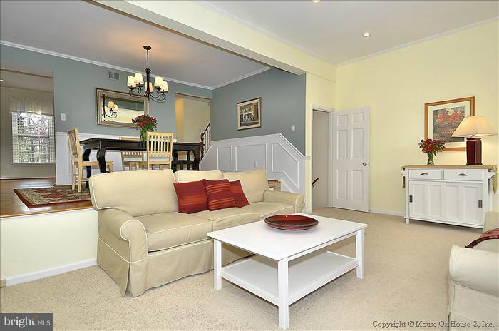 2237 Double Eagle Court Reston, VA 20191 - Photo 11 of 30 Living Room