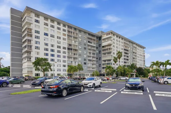 $174,900 | 3800 Hillcrest Drive, Unit 310, Hollywood, FL 33021