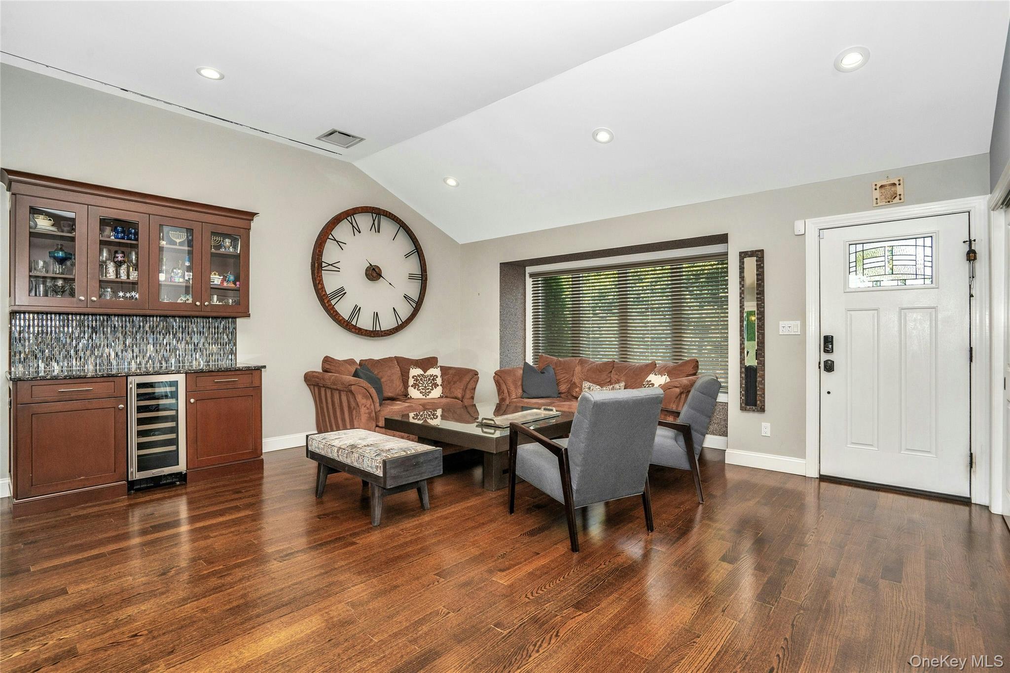 109 Plymouth Road Plainview, NY 11803 - Photo 6 of 25 Gallery Image 6