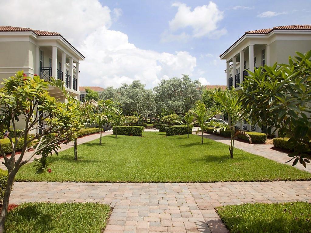8305 Northwest 7th Court Boca Raton, FL 33487 - Photo 3 of 36 0 (18)