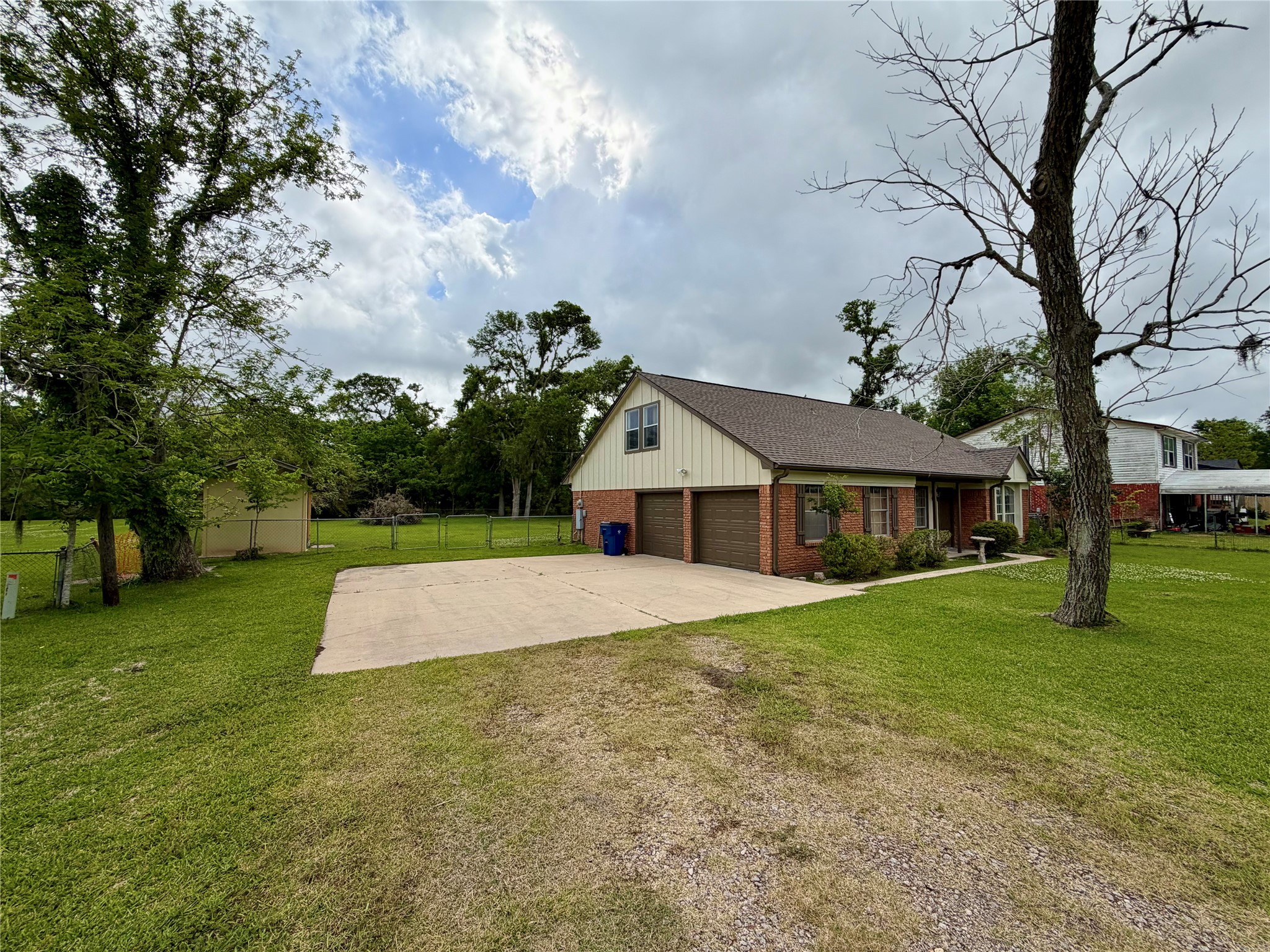 114 Edgewater Street Clute, TX 77531 - Photo 2 of 38