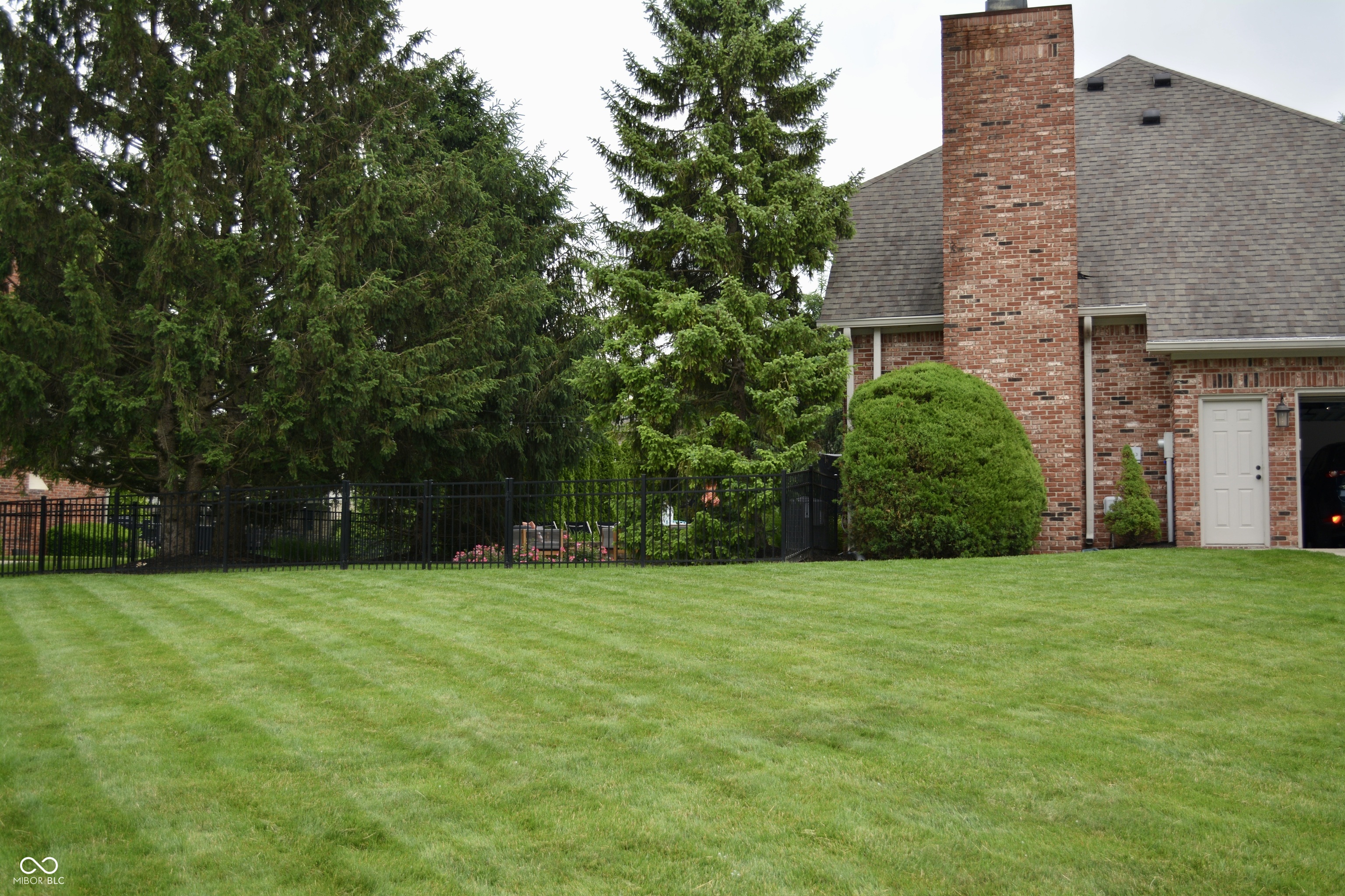 6862 Riverside Way Fishers, IN 46038 - Photo 2 of 29