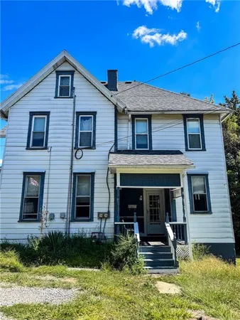 a view of a house with yard and plants
