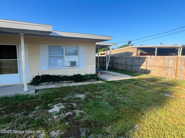 a view of a back yard of the house