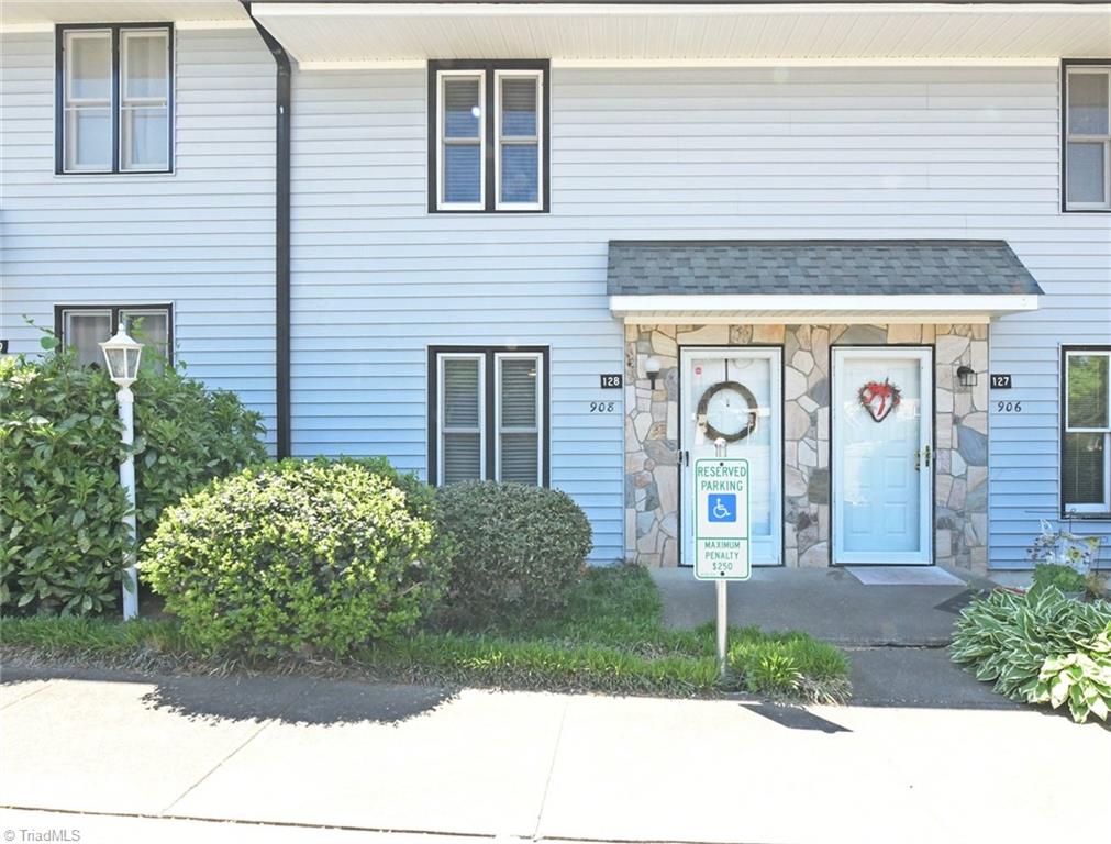 Welcome to #128 at 908 S Ridge Court - Stone and Vinyl