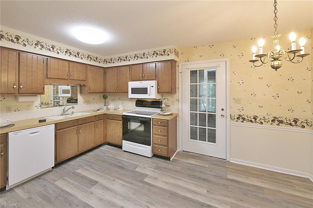 908 South Ridge Court, Unit 128 Winston-Salem, NC 27107 - Photo 9 of 24 Kitchen