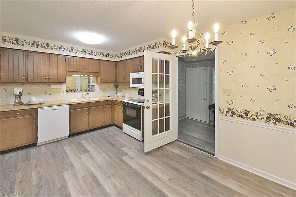 908 South Ridge Court, Unit 128 Winston-Salem, NC 27107 - Photo 10 of 24 Kitchen - Lots of Cabinets