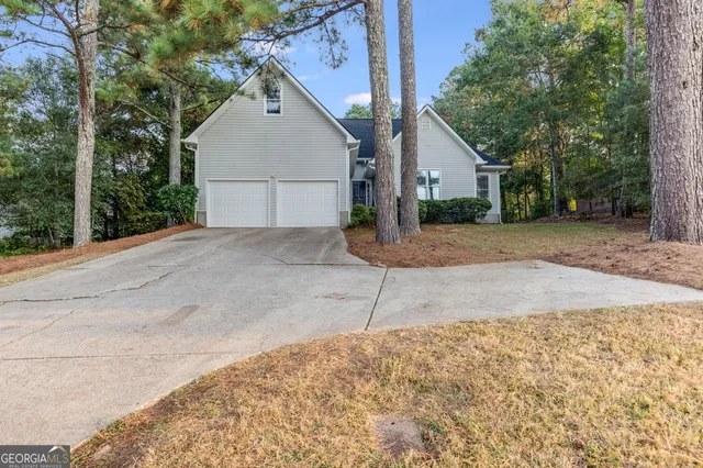 a view of backyard of house