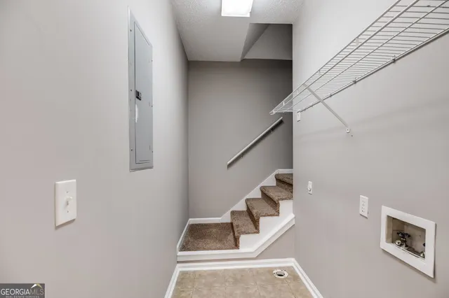 a view of entryway and kitchen