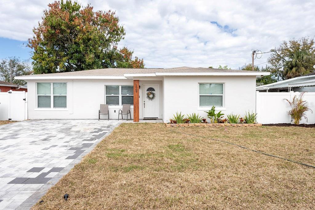 2909 West Dewey Street Tampa, FL 33607 - Photo 2 of 25 a front view of a house with garden