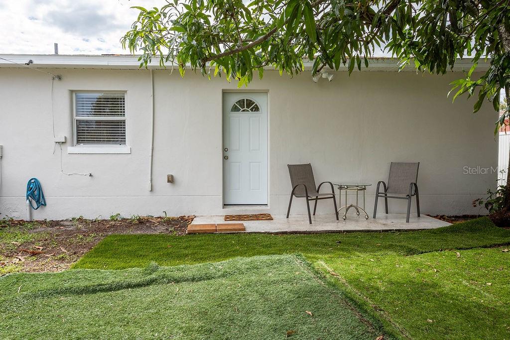 2909 West Dewey Street Tampa, FL 33607 - Photo 22 of 25 a view of garden with patio
