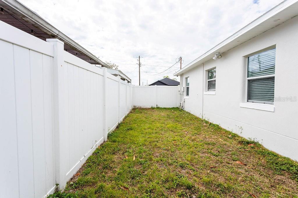 2909 West Dewey Street Tampa, FL 33607 - Photo 23 of 25 a view of a backyard