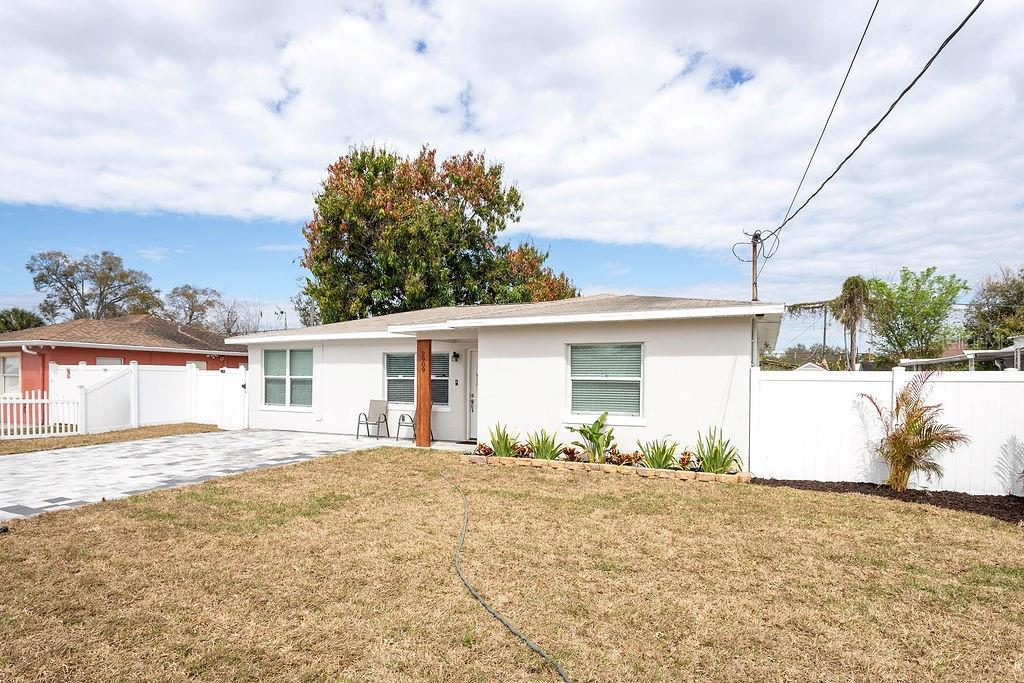 2909 West Dewey Street Tampa, FL 33607 - Photo 3 of 25 a view of a house with a yard