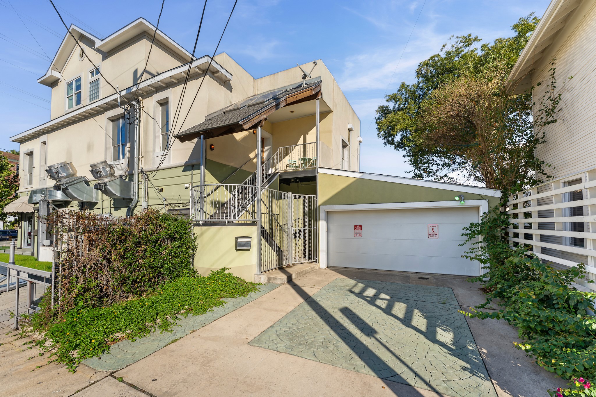 315 Fairview Street, Unit A Houston, TX 77006 - Photo 34 of 35 front view of a house with a street