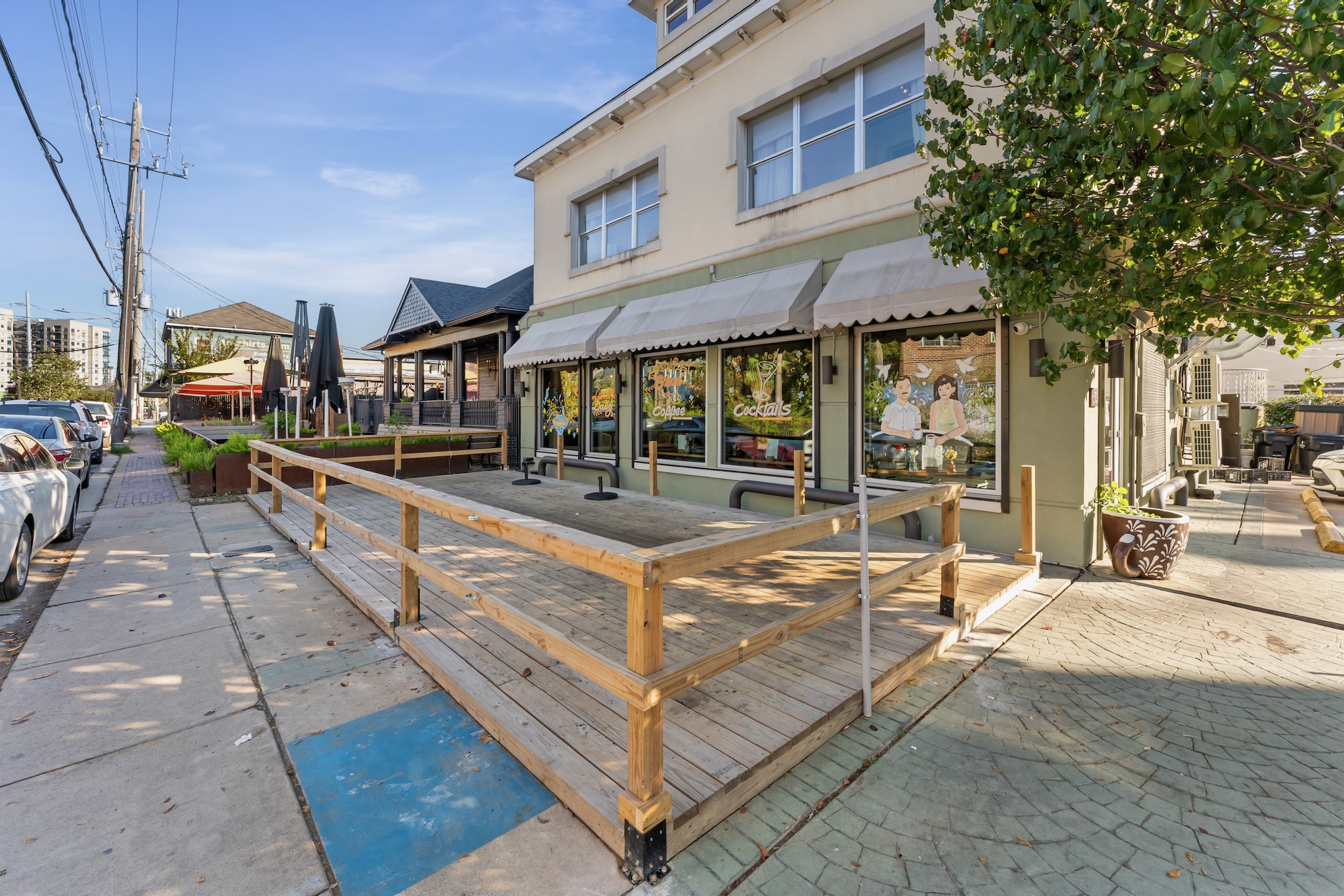 315 Fairview Street, Unit A Houston, TX 77006 - Photo 35 of 35 a view of a building with sitting area