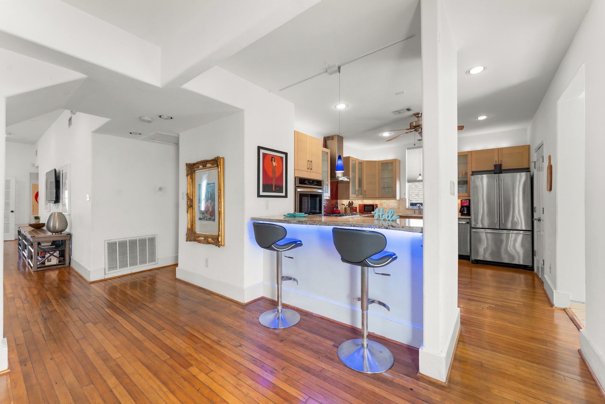 315 Fairview Street, Unit A Houston, TX 77006 - Photo 6 of 35 a living room with furniture and kitchen view