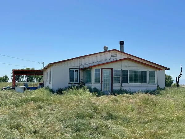 a view of a house with backyard and garden