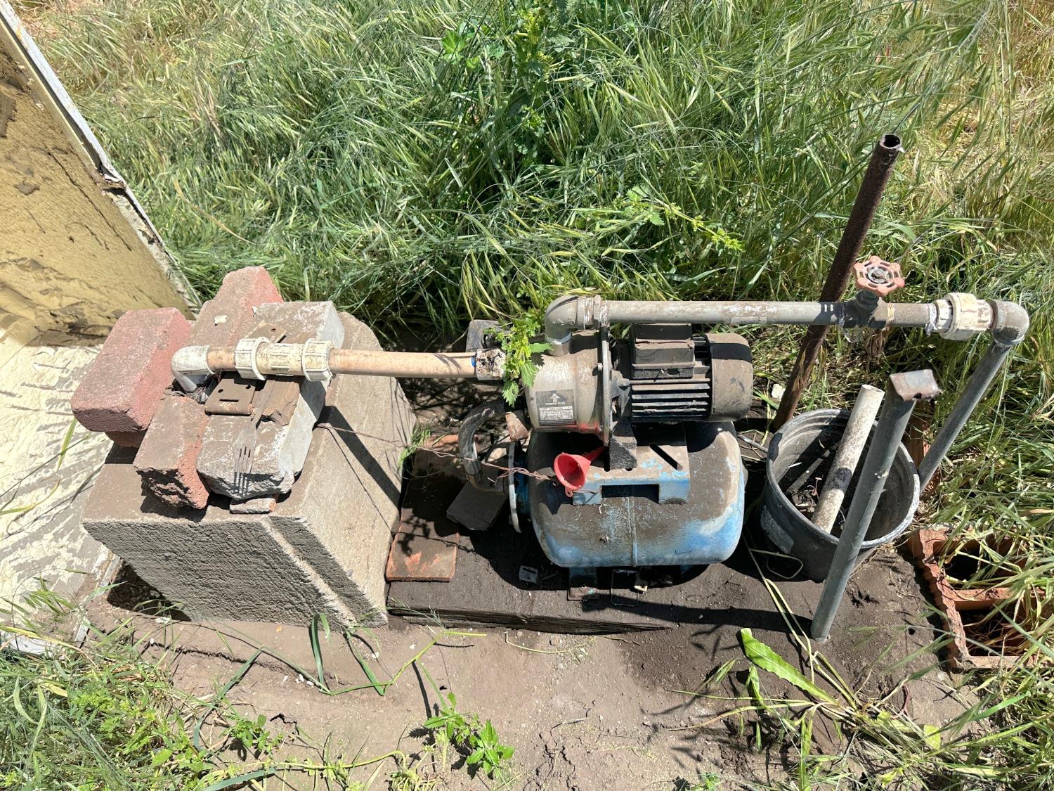 1390 Williamson Road Manteca, CA 95337 - Photo 24 of 27 a view of a room with gym equipment